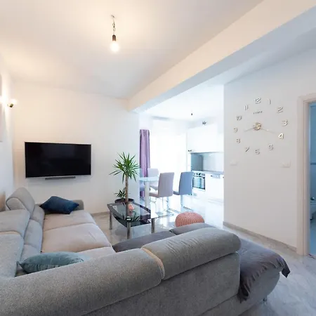 La Sierra *mini Pools Apartment* Апартаменты