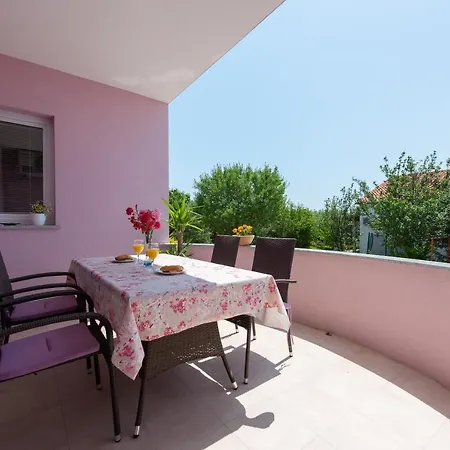La Sierra *mini Pools Apartment* Apartman