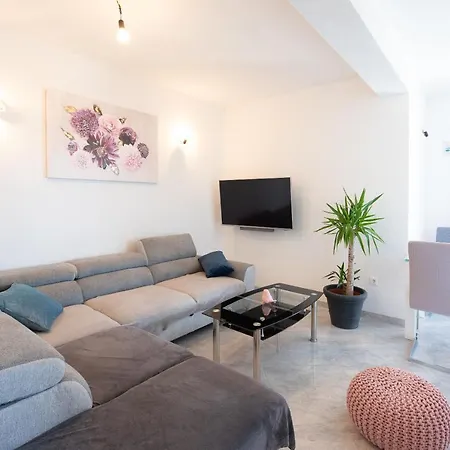 La Sierra *mini Pools Apartment* Апартаменты Трогир