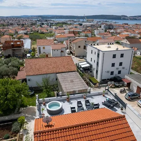 La Sierra *mini Pools Apartment* Апартаменты Трогир