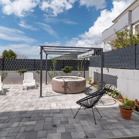 La Sierra *mini Pools Apartment* Апартаменты Трогир